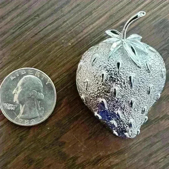 Vintage Sarah Coventry Silver Tone Strawberry Fruit Brooch - Picture 3 of 3